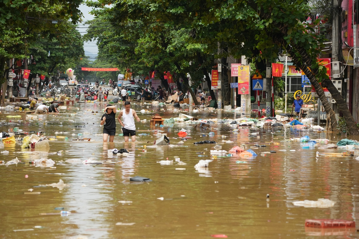 Rác thải la liệt khi nước lũ rút bớt. Ảnh: Hoàng Mạnh Thắng.