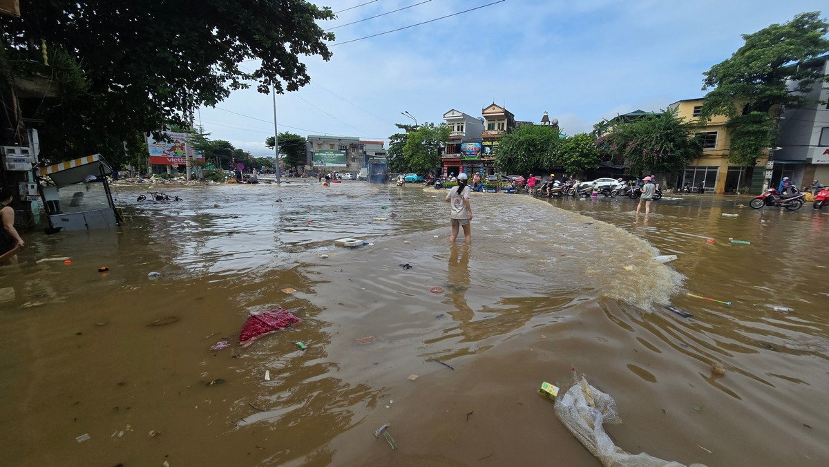Sáng 12/9, tại nhiều khu vực ở thành phố Tuyên Quang (tỉnh Tuyên Quang), nước lũ đã rút. Ở khu vực ngập nặng nhất, nước vẫn cao đến thắt lưng người trưởng thành. Ảnh: Hoàng Mạnh Thắng.