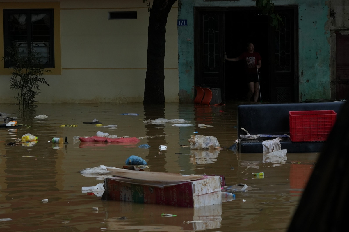 Người dân cố gắng dọn dẹp nhà cửa, hút nước khỏi những khu vực còn ngập sâu. Ảnh: Hoàng Mạnh Thắng.