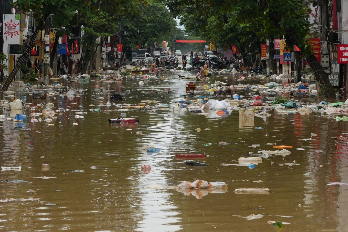 Rác thải la liệt khi nước lũ rút bớt. Ảnh: Hoàng Mạnh Thắng.