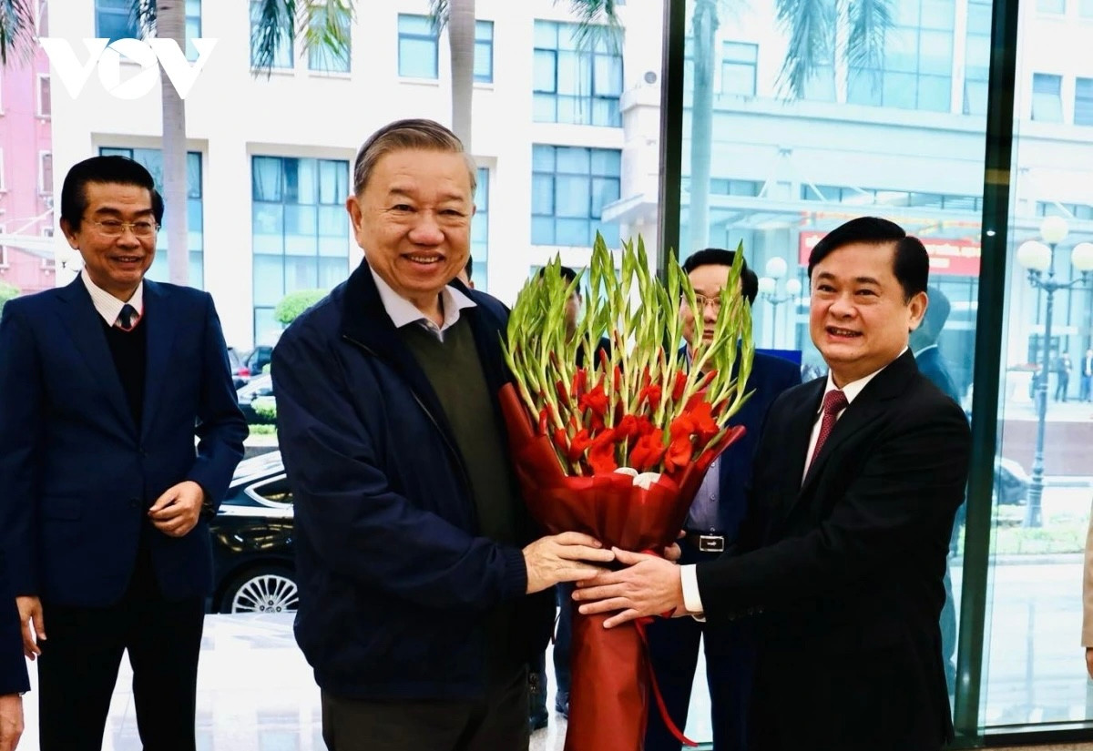 Phó trưởng Ban Kinh tế Trung ương Thái Thanh Quý tặng hoa, đón Tổng Bí thư Tô Lâm. Ảnh: VOV.