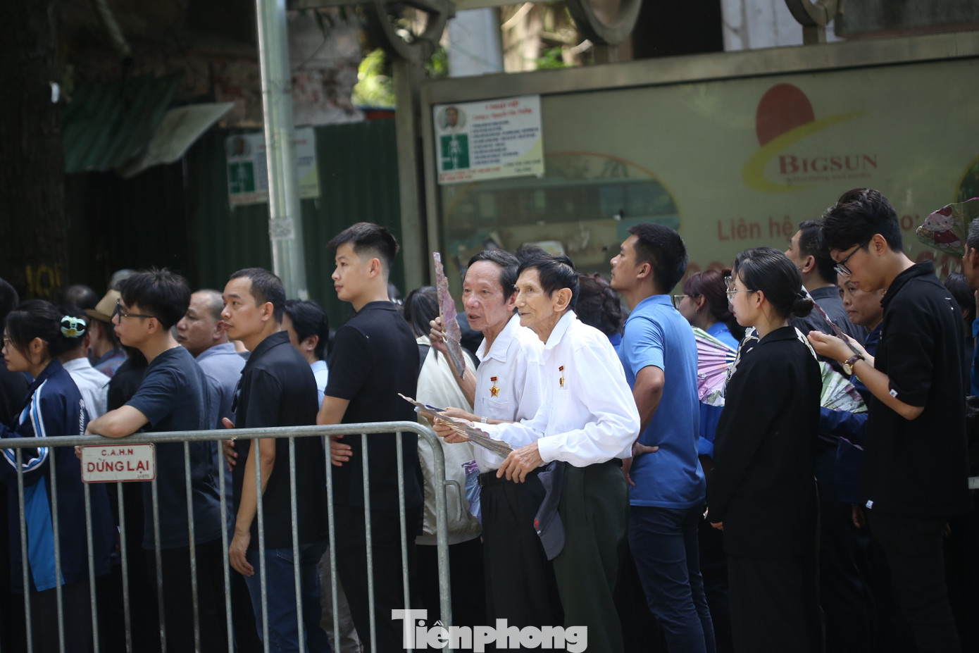 Đông đảo người dân xếp hàng chờ vào viếng Tổng Bí thư Nguyễn Phú Trọng. Ảnh: Trường Phong. Đông đảo người dân xếp hàng chờ vào viếng Tổng Bí thư Nguyễn Phú Trọng. Ảnh: Trường Phong.