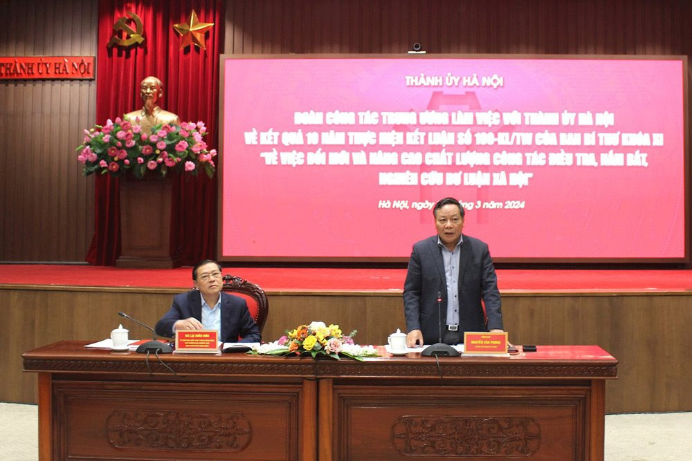 Phó Bí thư Thành uỷ Hà Nội Nguyễn Văn Phong phát biểu tại hội nghị. Ảnh: PV.