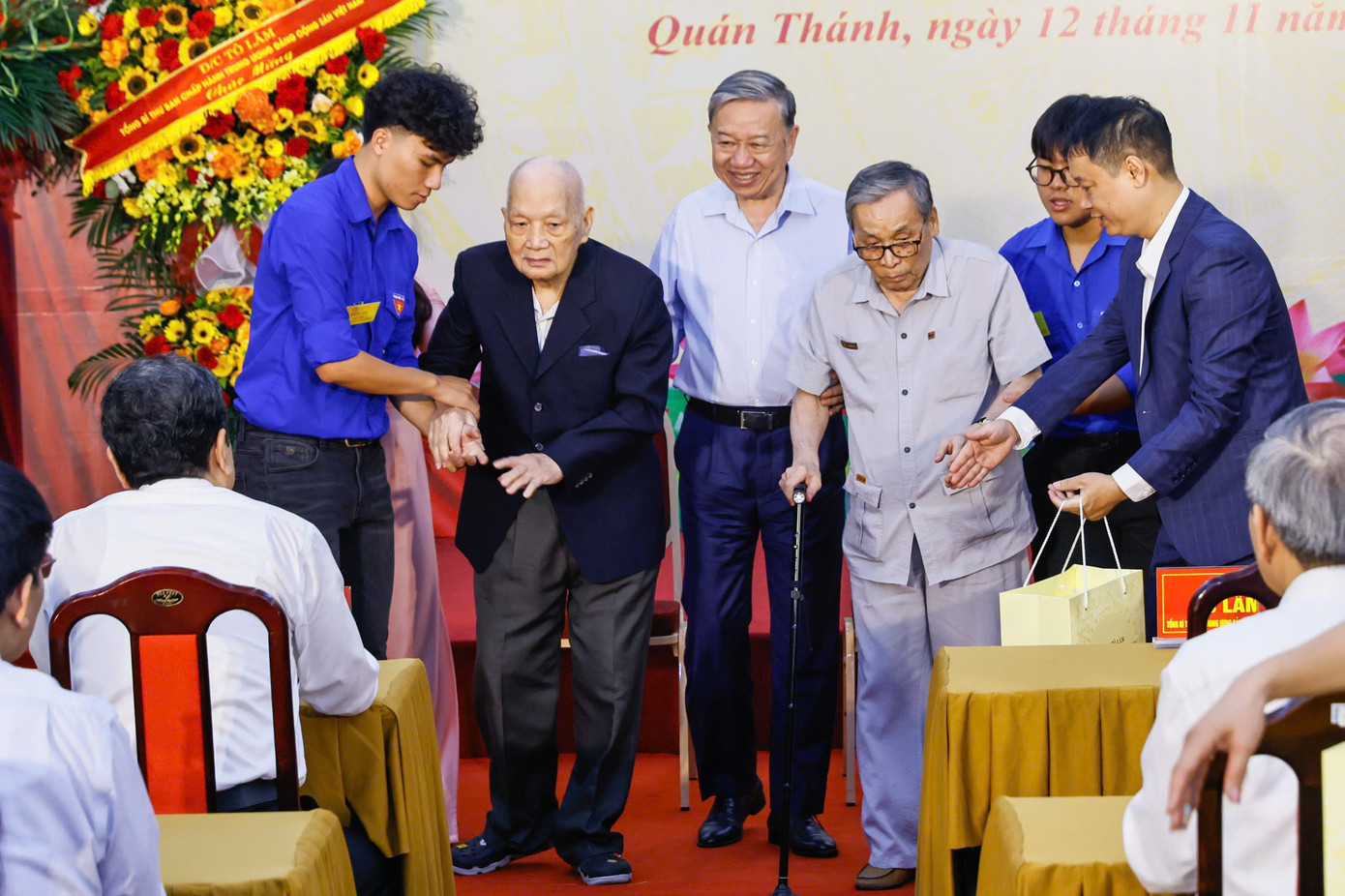 Tổng Bí thư Tô Lâm tặng quà cho đại diện các cựu chiến sĩ tham gia giải phóng Thủ đô và chiến trường Điện Biên Phủ; các đảng viên có trên 70 năm tuổi Đảng. Tổng Bí thư Tô Lâm tặng quà cho đại diện các cựu chiến sĩ tham gia giải phóng Thủ đô và chiến trường Điện Biên Phủ; các đảng viên có trên 70 năm tuổi Đảng.