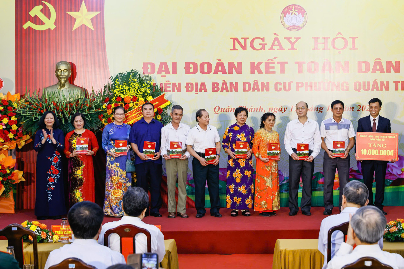 Chủ tịch Quốc hội Trần Thanh Mẫn; Thường trực Ban Bí thư, Chủ nhiệm Uỷ ban Kiểm tra Trung ương Trần Cẩm Tú; Phó Thủ tướng Thường trực Chính phủ Nguyễn Hoà Bình; Bí thư Thành uỷ Hà Nội Bùi Thị Minh Hoài tặng quà các đại biểu tại ngày hội. Chủ tịch Quốc hội Trần Thanh Mẫn; Thường trực Ban Bí thư, Chủ nhiệm Uỷ ban Kiểm tra Trung ương Trần Cẩm Tú; Phó Thủ tướng Thường trực Chính phủ Nguyễn Hoà Bình; Bí thư Thành uỷ Hà Nội Bùi Thị Minh Hoài tặng quà các đại biểu tại ngày hội.