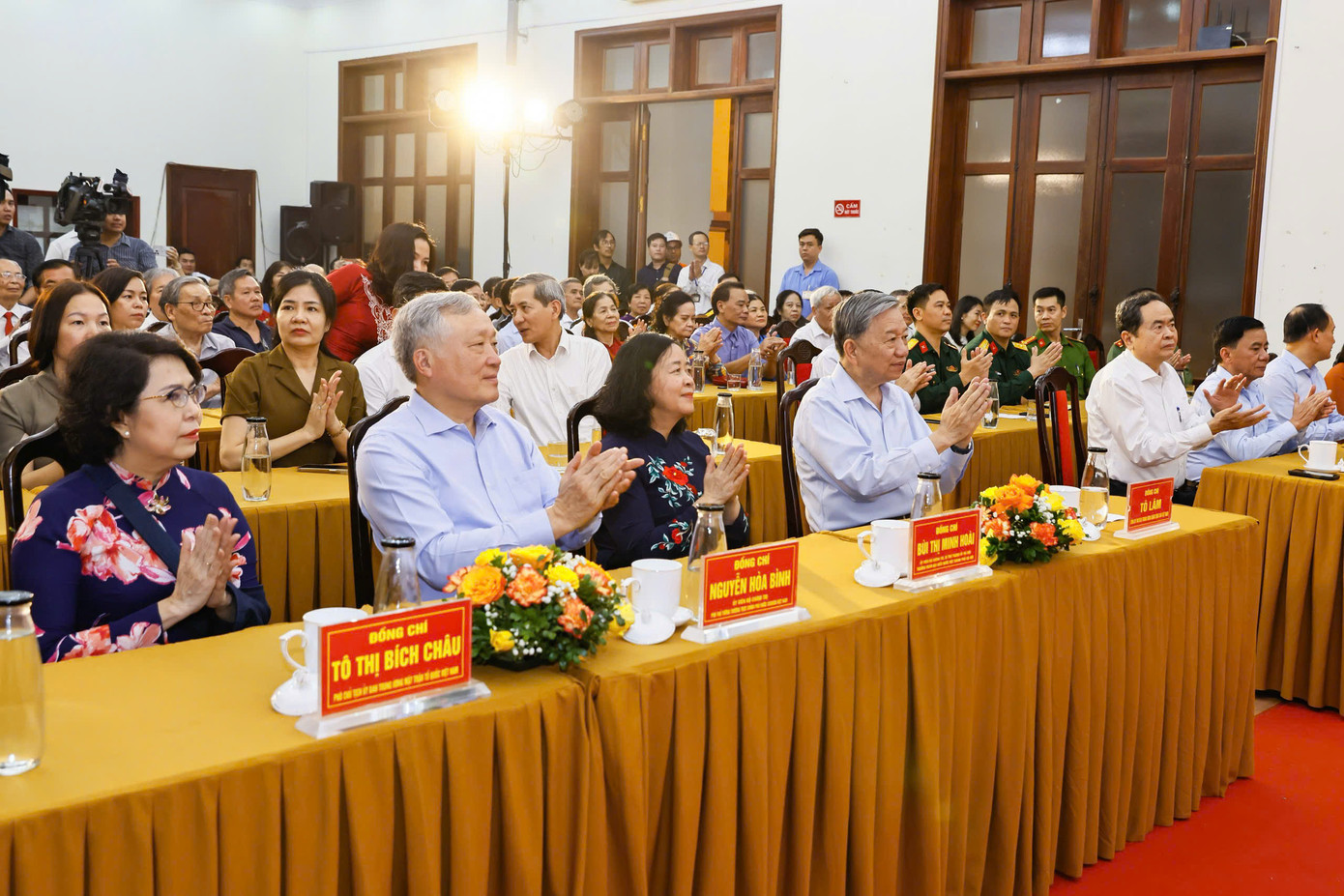 Tổng Bí thư Tô Lâm dự Ngày hội Đại đoàn kết toàn dân tộc tại phường Quán Thánh (Ba Đình, Hà Nội). Cùng dự ngày hội có Chủ tịch Quốc hội Trần Thanh Mẫn; Thường trực Ban Bí thư, Chủ nhiệm Uỷ ban Kiểm tra Trung ương Trần Cẩm Tú; Phó Thủ tướng Thường trực Chính phủ Nguyễn Hoà Bình; Bí thư Thành uỷ Hà Nội Bùi Thị Minh Hoài. Tổng Bí thư Tô Lâm dự Ngày hội Đại đoàn kết toàn dân tộc tại phường Quán Thánh (Ba Đình, Hà Nội). Cùng dự ngày hội có Chủ tịch Quốc hội Trần Thanh Mẫn; Thường trực Ban Bí thư, Chủ nhiệm Uỷ ban Kiểm tra Trung ương Trần Cẩm Tú; Phó Thủ tướng Thường trực Chính phủ Nguyễn Hoà Bình; Bí thư Thành uỷ Hà Nội Bùi Thị Minh Hoài.