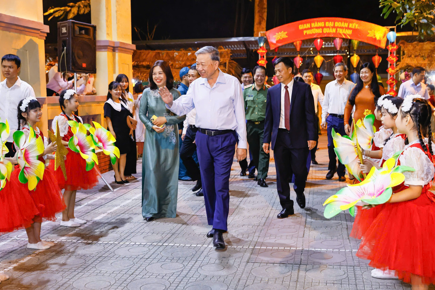 Chào mừng kỷ niệm 94 năm Ngày truyền thống Mặt trận Tổ quốc Việt Nam (18/11/1930 - 18/11/2024), tối 12/11, Tổng Bí thư Tô Lâm tới dự Ngày hội Đại đoàn kết toàn dân tộc với đông đảo bà con nhân dân liên địa bàn dân cư phường Quán Thánh, quận Ba Đình, thành phố Hà Nội. Chào mừng kỷ niệm 94 năm Ngày truyền thống Mặt trận Tổ quốc Việt Nam (18/11/1930 - 18/11/2024), tối 12/11, Tổng Bí thư Tô Lâm tới dự Ngày hội Đại đoàn kết toàn dân tộc với đông đảo bà con nhân dân liên địa bàn dân cư phường Quán Thánh, quận Ba Đình, thành phố Hà Nội.