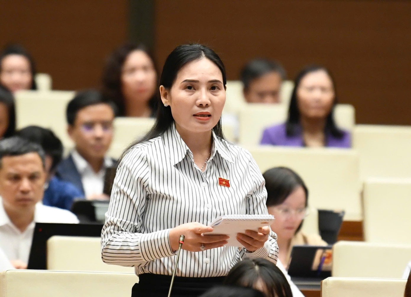 Các đại biểu đặt câu hỏi chất vấn Thủ tướng Chính phủ. Ảnh: Như Ý. Các đại biểu đặt câu hỏi chất vấn Thủ tướng Chính phủ. Ảnh: Như Ý.