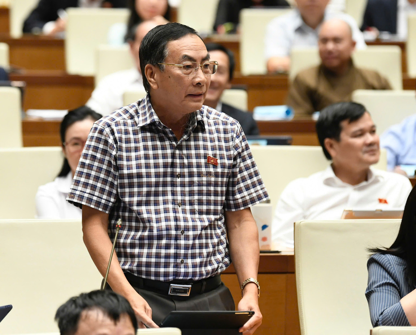 Các đại biểu đặt câu hỏi chất vấn Thủ tướng Chính phủ. Ảnh: Như Ý. Các đại biểu đặt câu hỏi chất vấn Thủ tướng Chính phủ. Ảnh: Như Ý.