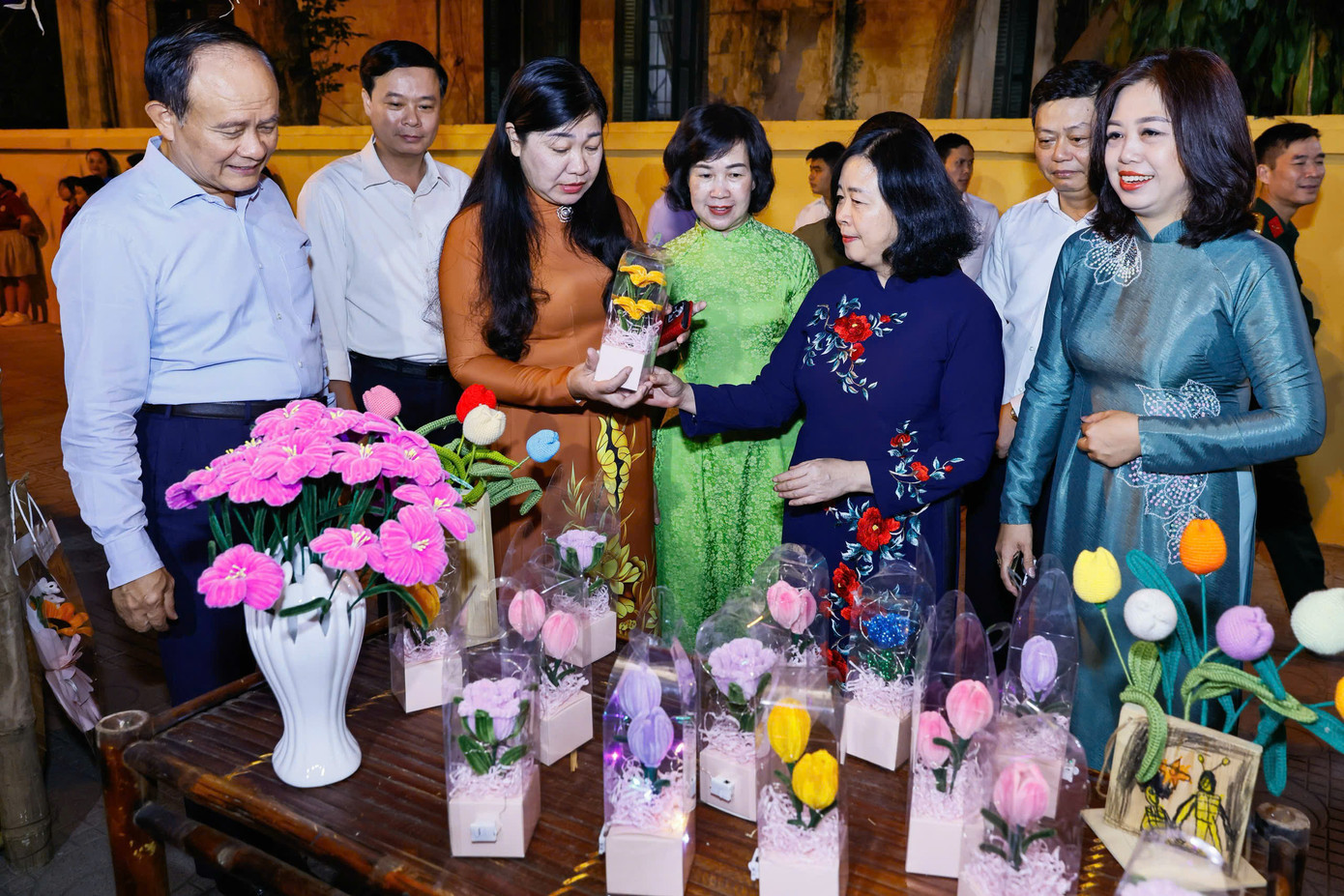 Bí thư Thành uỷ Hà Nội Bùi Thị Minh Hoài và các đại biểu dự ngày hội. Bí thư Thành uỷ Hà Nội Bùi Thị Minh Hoài và các đại biểu dự ngày hội.