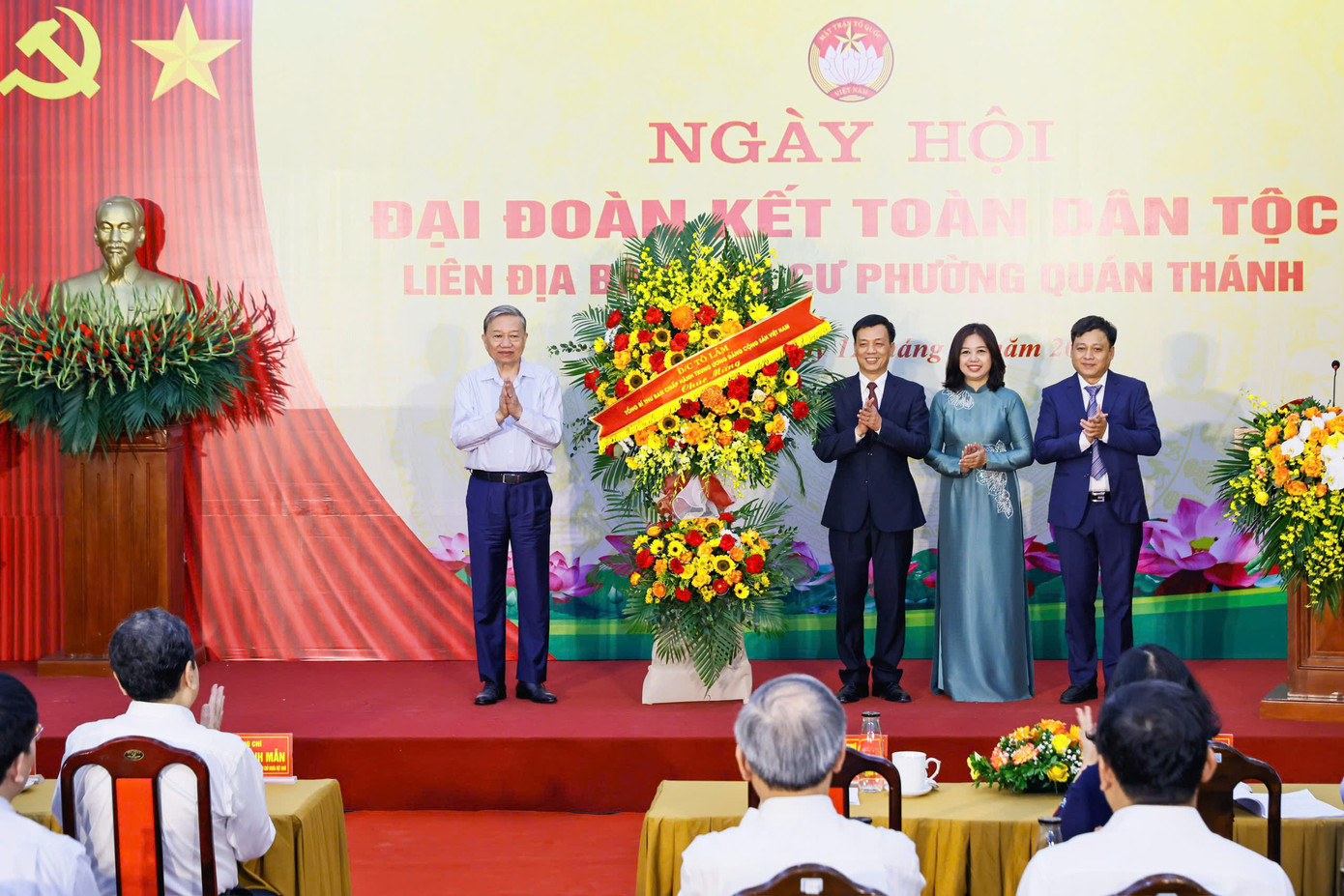 Tổng Bí thư Tô Lâm tặng lẵng hoa cho Ban tổ chức ngày hội Đại đoàn kết toàn dân tộc liên địa bàn khu dân cư phường Quán Thánh. Tổng Bí thư Tô Lâm tặng lẵng hoa cho Ban tổ chức ngày hội Đại đoàn kết toàn dân tộc liên địa bàn khu dân cư phường Quán Thánh.