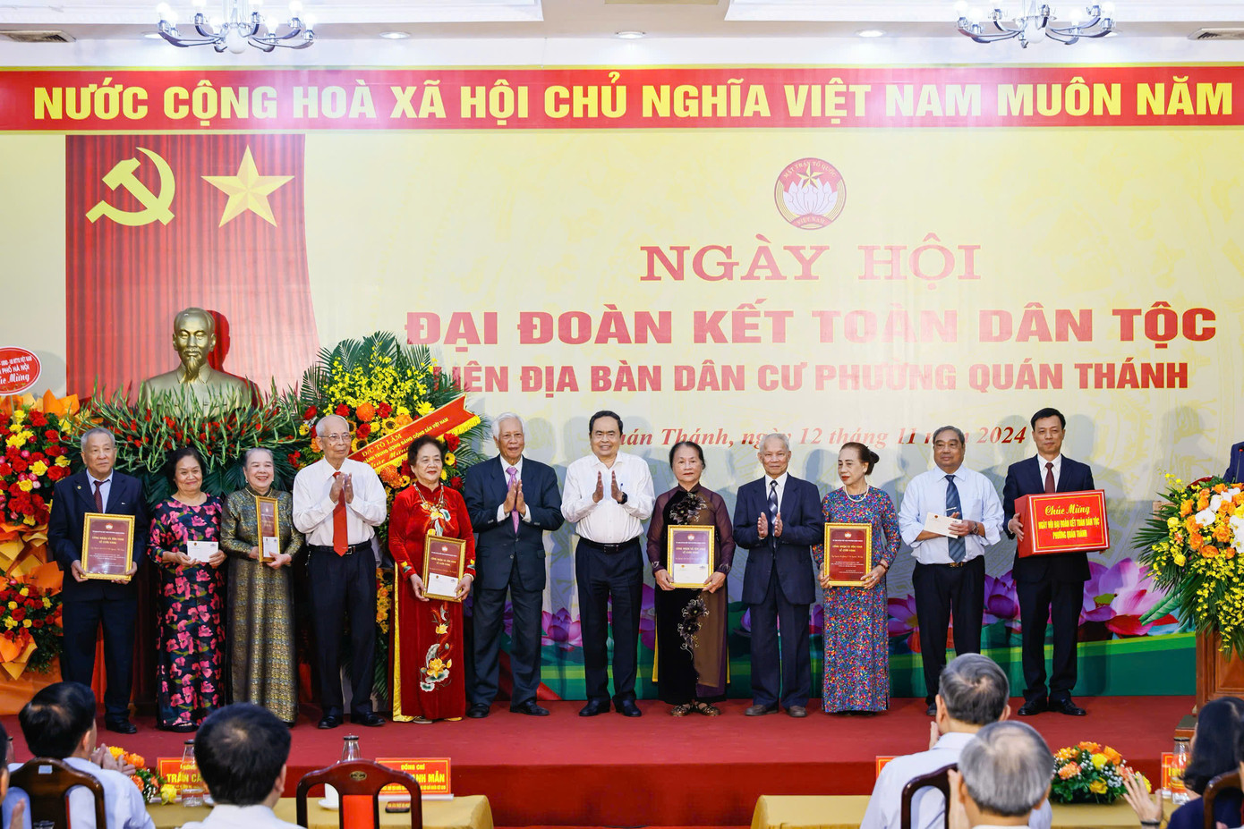 Chủ tịch Quốc hội Trần Thanh Mẫn; Thường trực Ban Bí thư, Chủ nhiệm Uỷ ban Kiểm tra Trung ương Trần Cẩm Tú; Phó Thủ tướng Thường trực Chính phủ Nguyễn Hoà Bình; Bí thư Thành uỷ Hà Nội Bùi Thị Minh Hoài tặng quà các đại biểu tại ngày hội. Chủ tịch Quốc hội Trần Thanh Mẫn; Thường trực Ban Bí thư, Chủ nhiệm Uỷ ban Kiểm tra Trung ương Trần Cẩm Tú; Phó Thủ tướng Thường trực Chính phủ Nguyễn Hoà Bình; Bí thư Thành uỷ Hà Nội Bùi Thị Minh Hoài tặng quà các đại biểu tại ngày hội.