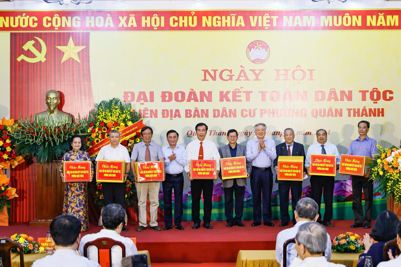 Chủ tịch Quốc hội Trần Thanh Mẫn; Thường trực Ban Bí thư, Chủ nhiệm Uỷ ban Kiểm tra Trung ương Trần Cẩm Tú; Phó Thủ tướng Thường trực Chính phủ Nguyễn Hoà Bình; Bí thư Thành uỷ Hà Nội Bùi Thị Minh Hoài tặng quà các đại biểu tại ngày hội. Chủ tịch Quốc hội Trần Thanh Mẫn; Thường trực Ban Bí thư, Chủ nhiệm Uỷ ban Kiểm tra Trung ương Trần Cẩm Tú; Phó Thủ tướng Thường trực Chính phủ Nguyễn Hoà Bình; Bí thư Thành uỷ Hà Nội Bùi Thị Minh Hoài tặng quà các đại biểu tại ngày hội.