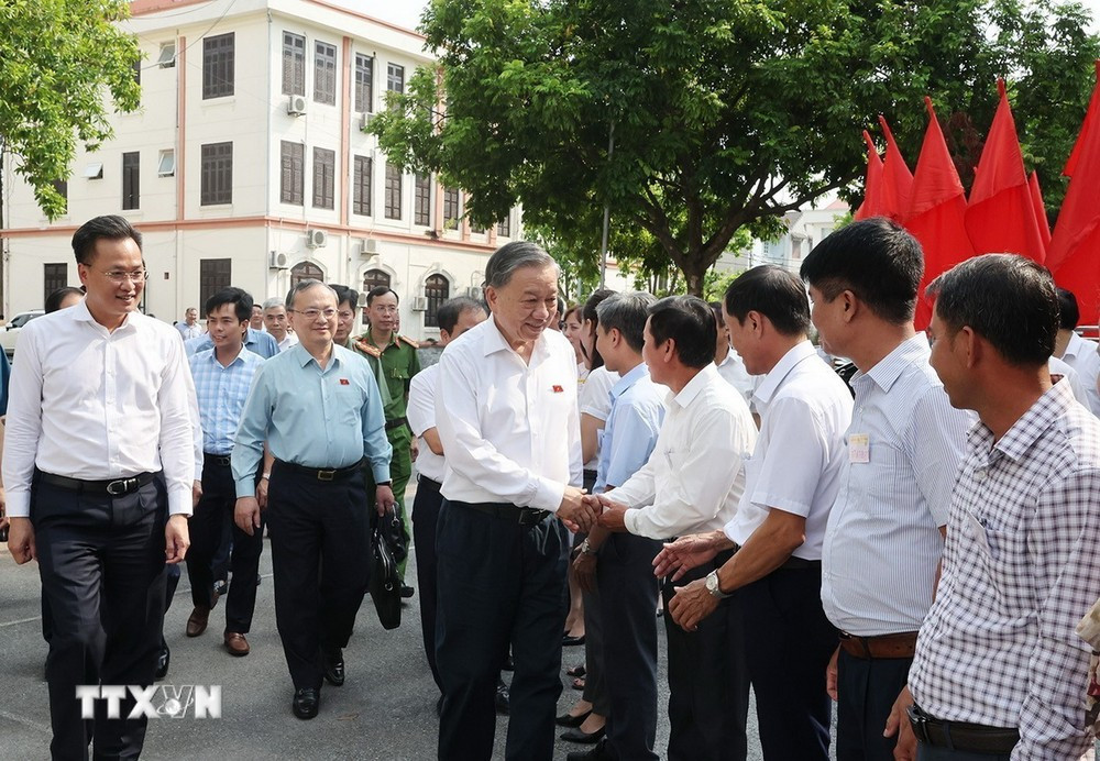 Tổng Bí thư, Chủ tịch nước Tô Lâm tiếp xúc cử tri Hưng Yên. Ảnh: TTXVN.