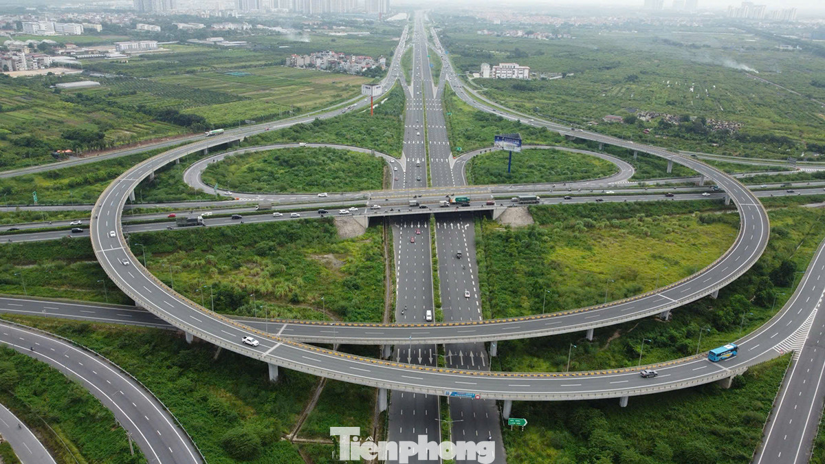 Hà Nội vừa gìn giữ, bảo tồn, phát huy các giá trị văn hoá nghìn năm lịch sử, vừa đột phá phát triển để vươn lên trở thành đô thị văn minh, hiện đại. Ảnh: Như Ý.