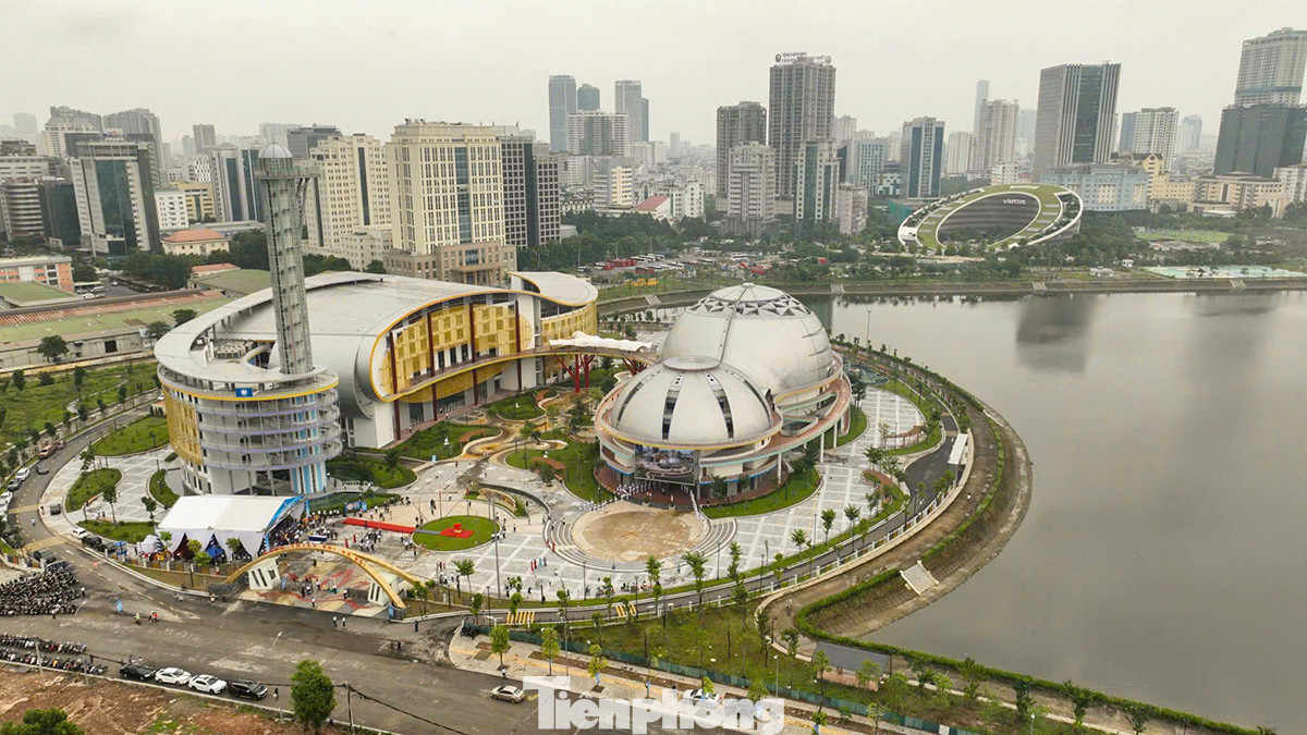 Hà Nội vừa gìn giữ, bảo tồn, phát huy các giá trị văn hoá nghìn năm lịch sử, vừa đột phá phát triển để vươn lên trở thành đô thị văn minh, hiện đại. Ảnh: Như Ý.