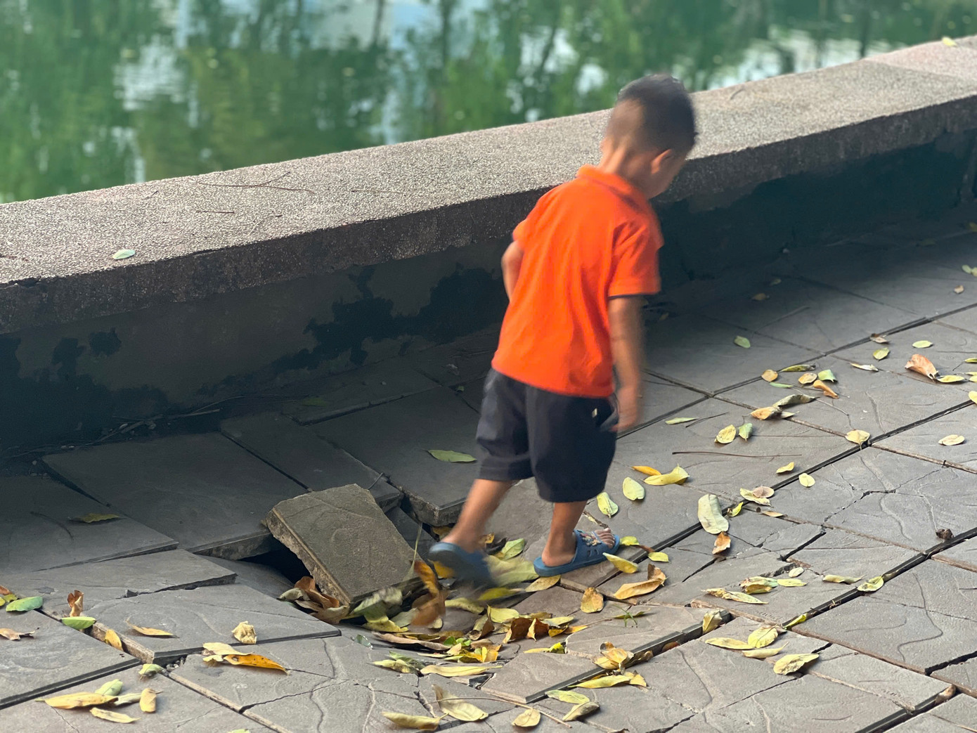 Việc công viên xuống cấp tiềm ẩn nguy cơ mất an toàn cho người dân đến vui chơi, đi bộ. Việc công viên xuống cấp tiềm ẩn nguy cơ mất an toàn cho người dân đến vui chơi, đi bộ.