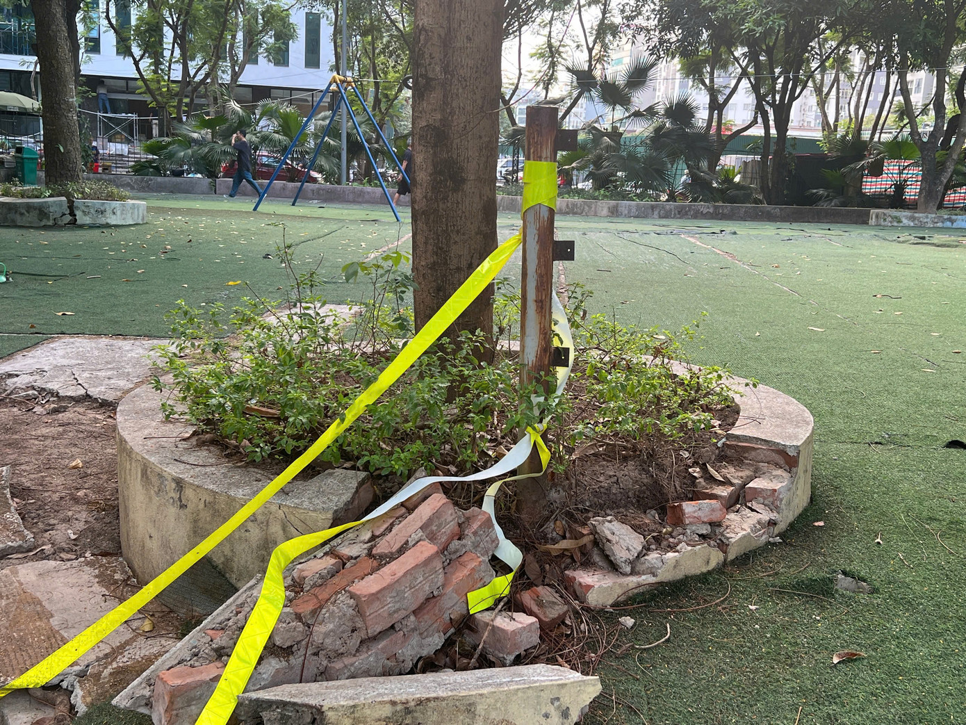 Tại một số đoạn đường đi dạo, bồn cây, các mảnh gạch lát bị bung một cách nham nhở, nhiều mảnh vụn đá vương vãi khắp nơi. Tại một số đoạn đường đi dạo, bồn cây, các mảnh gạch lát bị bung một cách nham nhở, nhiều mảnh vụn đá vương vãi khắp nơi.