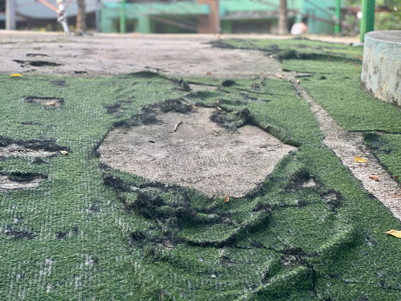 Tại khu vui chơi cho trẻ em, những thảm cỏ nhân tạo có nhiều vị trí bị rách, bong tróc từng mảng lớn trông rất nhếch nhác. Tại khu vui chơi cho trẻ em, những thảm cỏ nhân tạo có nhiều vị trí bị rách, bong tróc từng mảng lớn trông rất nhếch nhác.