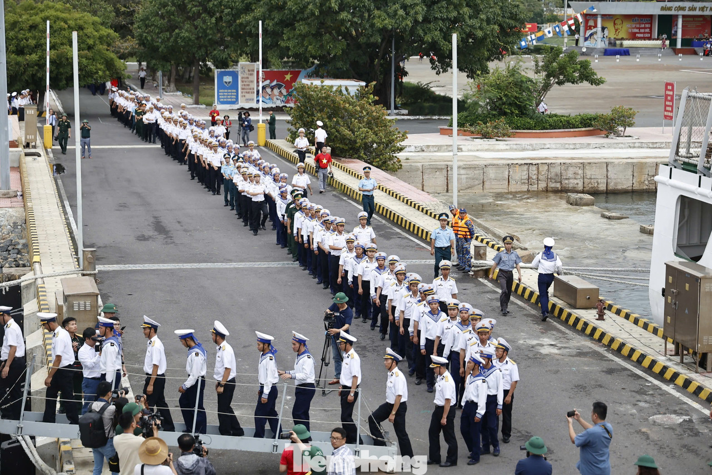 Cán bộ, chiến sĩ lên tàu thực hiện nhiệm vụ ở Trường Sa. Ảnh: Như Ý.