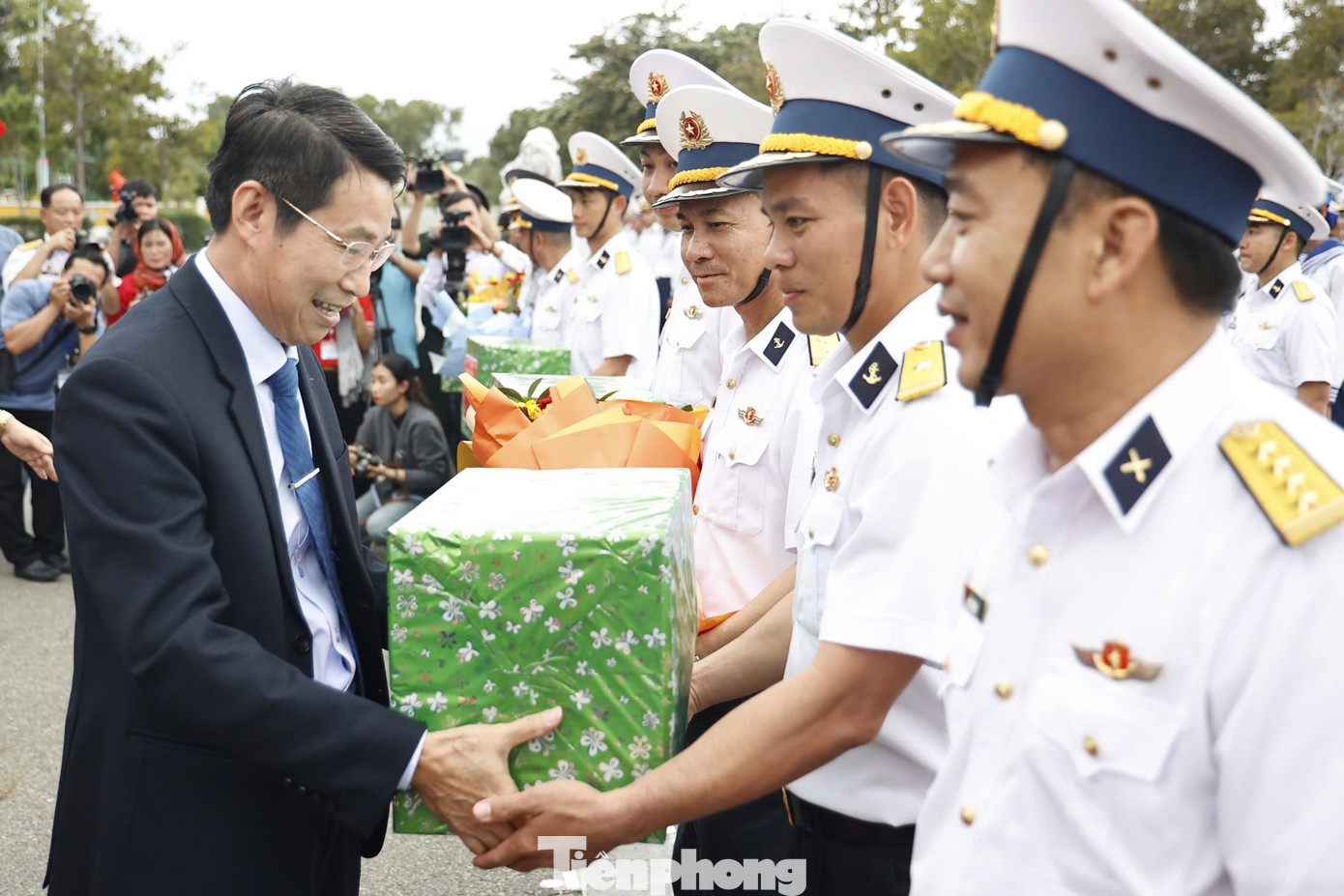 Phó Chủ tịch UBND tỉnh Khánh Hoà Đinh Văn Thiệu tặng quà, động viên cán bộ, chiến sĩ lên đường nhận nhiệm vụ. Ảnh: Như Ý.