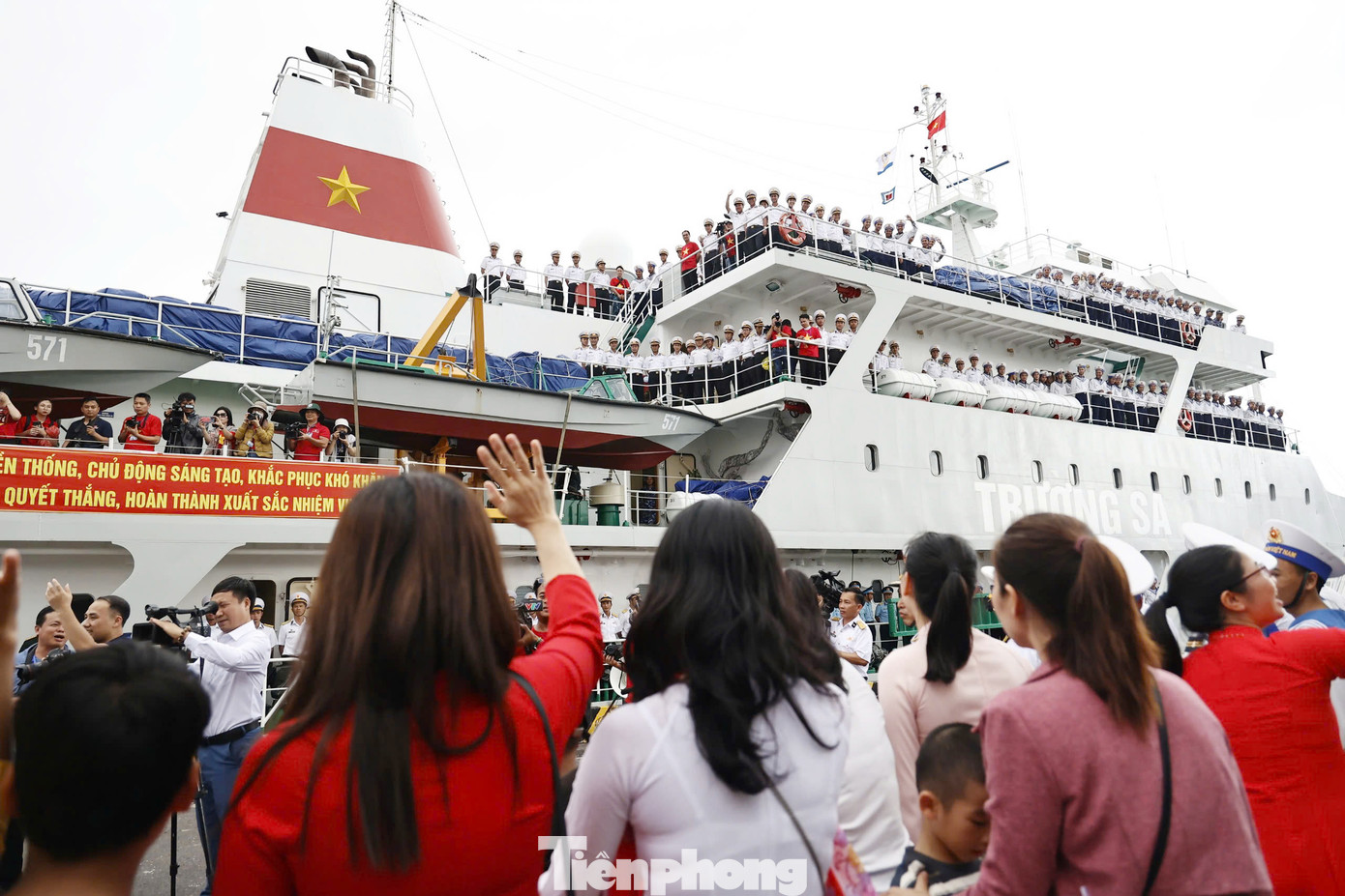 Người thân vẫy tay chào tạm biệt các cán bộ, chiến sĩ lên đường thực hiện nhiệm vụ tại Trường Sa. Ảnh: Như Ý.