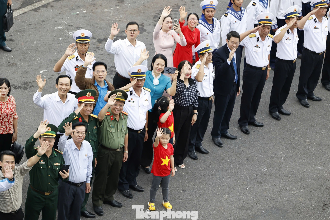 Các đại biểu, người thân ở đất liền vẫy chào tạm biệt các cán bộ, chiến sĩ lên đường nhận nhiệm vụ ở Trường Sa. Ảnh: Như Ý.