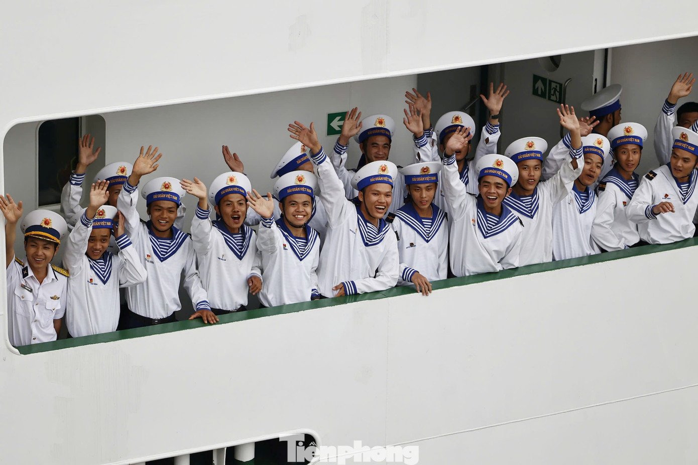 Các chiến sĩ chào tạm biệt đất liền lên đường công tác tại Trường Sa. Ảnh: Như Ý.