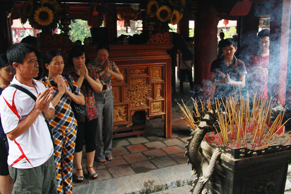 Ai cũng thành tâm...