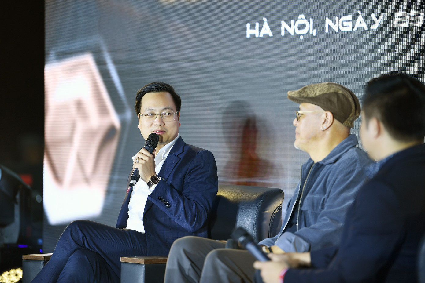 Anh Trần Quang Hưng cùng các khách mời chia sẻ tại chương trình.