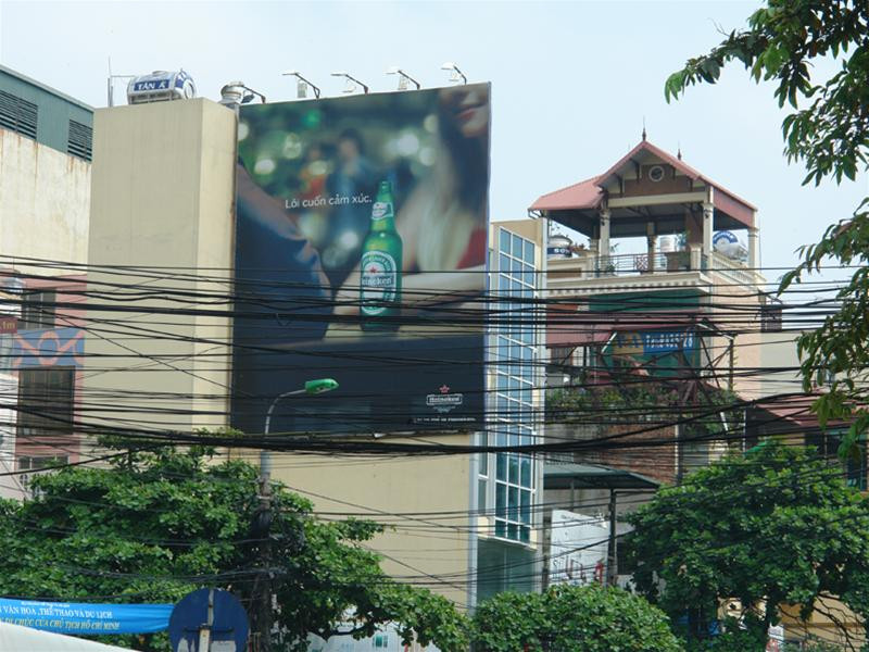 Những biển quá khổ trái quy định như thế này sẽ bị gỡ bỏ