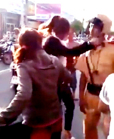 Mỹ Linh liên tiếp tát vào mặt CSGT