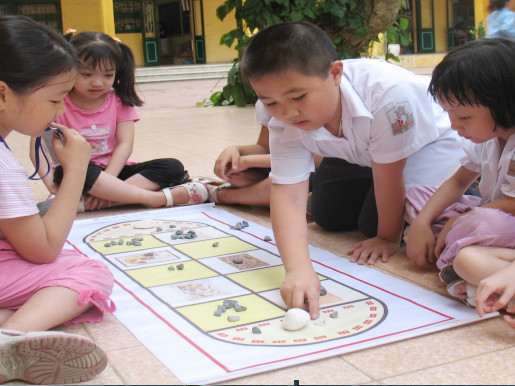 Tổ chức hoạt động tập thể vui tươi lành mạnh cho học sinh là một trong những nội dung được hướng dẫn trong cuốn Sổ tay (Ảnh chụp giờ ra chơi của học sinh trường Tiểu học Tây Sơn, quận Hai Bà Trưng, Hà Nội). Ảnh: Quý Hiên Tổ chức hoạt động tập thể vui tươi lành mạnh cho học sinh là một trong những nội dung được hướng dẫn trong cuốn Sổ tay (Ảnh chụp giờ ra chơi của học sinh trường Tiểu học Tây Sơn, quận Hai Bà Trưng, Hà Nội).