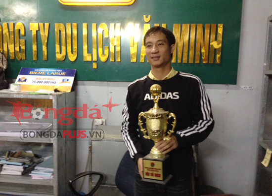 Quốc Vượng bên chiếc cúp Vô địch giải bóng đá phủi thành phố Vinh năm 2013 - Vinh League 2013. Ảnh: Ngọc Anh