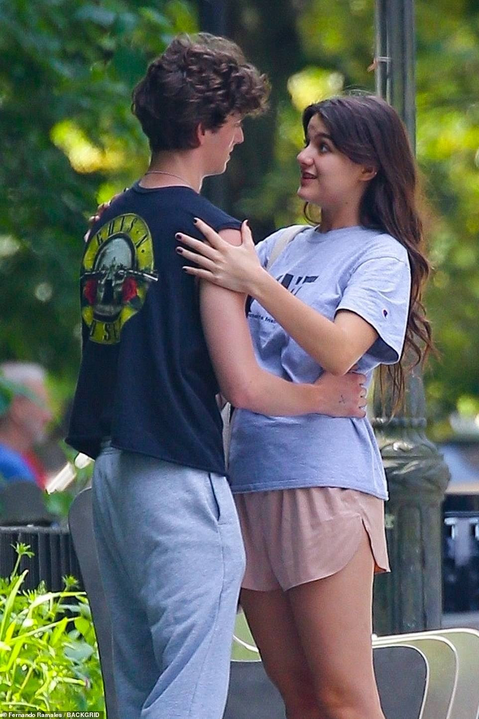 Không chỉ hôn, cặp đôi trẻ có nhiều cử chỉ tình tứ khác. Người ta còn phát hiện trên ngón áp út tay trái của nam thanh niên đeo nhẫn, khả năng cao đây là chiếc nhẫn hẹn ước giữa các cặp tình nhân.