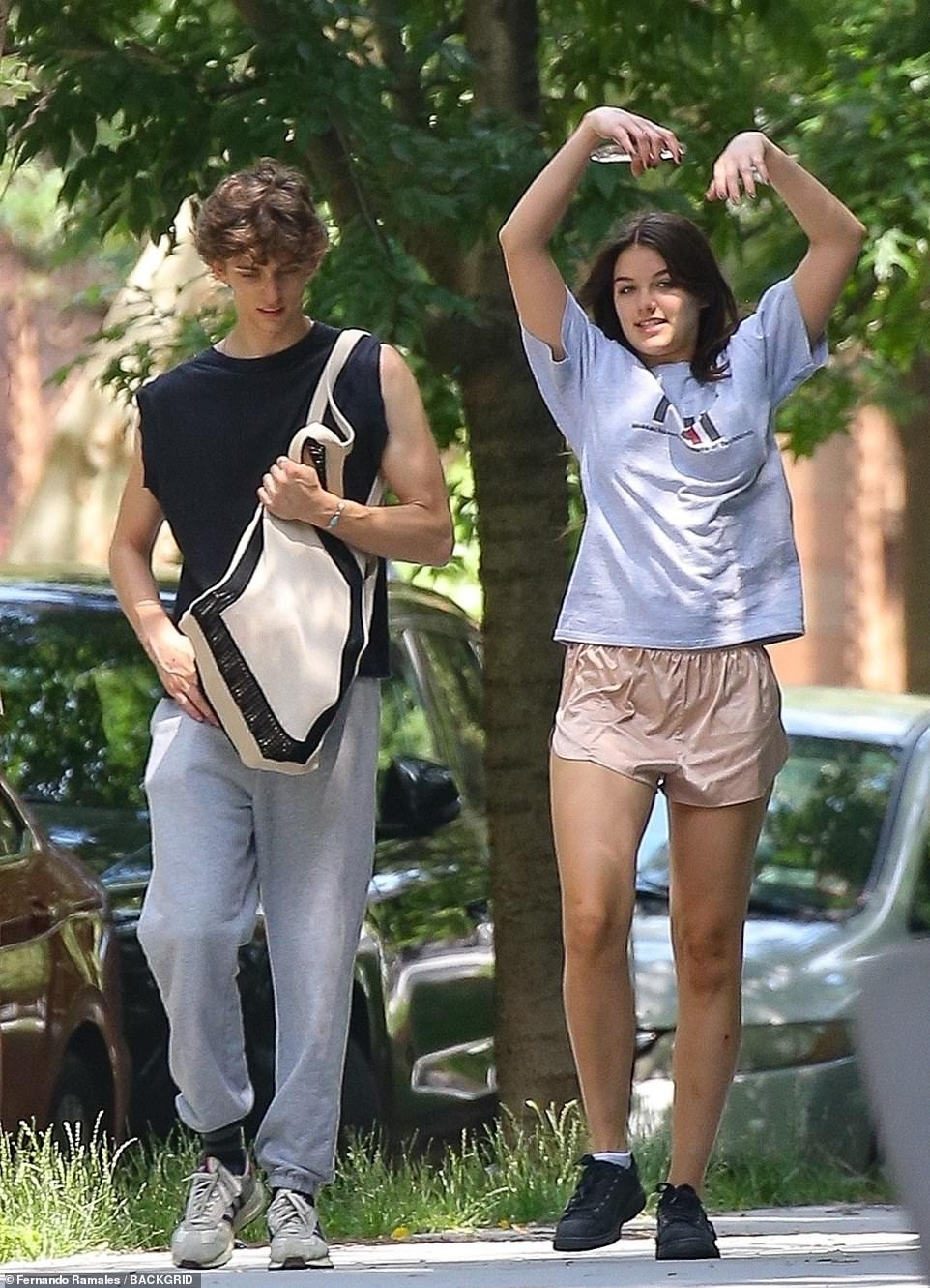 Danh tính của chàng trai được Daily Mail xác định là Toby Cohen, bằng tuổi Suri. Toby là ca/nhạc sĩ mới nổi, sắp theo học tại Cao đẳng Âm nhạc Berklee danh tiếng ở Boston (Massachusetts, Mỹ) vào mùa thu tới. Trong khi đó, Suri học tại Đại học Carnegie Mellon ở thành phố Pittsburgh, bang Pennsylvania, Mỹ. Như vậy, hai người phải yêu xa, muốn gặp nhau phải mất gần 2 giờ bay.