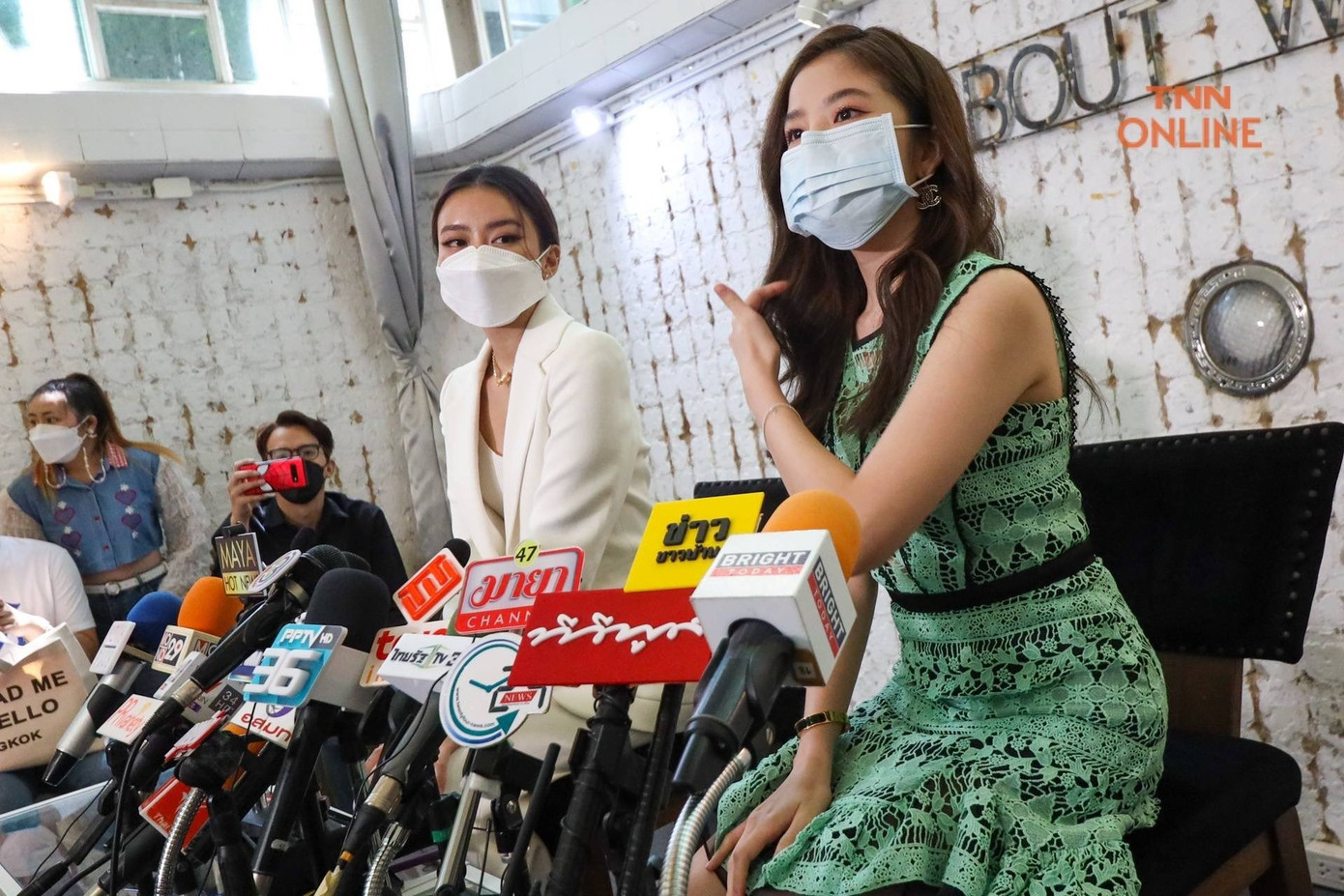 Pearwah Nichaphat và Fon Sananthachat tổ chức họp báo công khai sự cố quay lén.