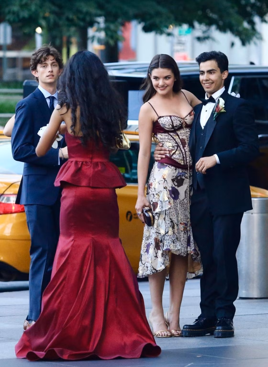 Con gái Katie Holmes có nhiều khoảnh khắc thân thiết với các bạn trai cùng cấp.