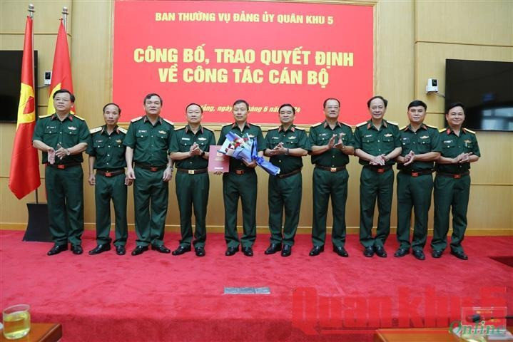 Trung tướng Thái Đại Ngọc và Trung tướng Trịnh Đình Thạch trao quyết định chuyển ngành ra Thành ủy Đà Nẵng cho Đại tá Đoàn Duy Tân. Ảnh: Quân khu 5. Trung tướng Thái Đại Ngọc và Trung tướng Trịnh Đình Thạch trao quyết định chuyển ngành ra Thành ủy Đà Nẵng cho Đại tá Đoàn Duy Tân. Ảnh: Quân khu 5.
