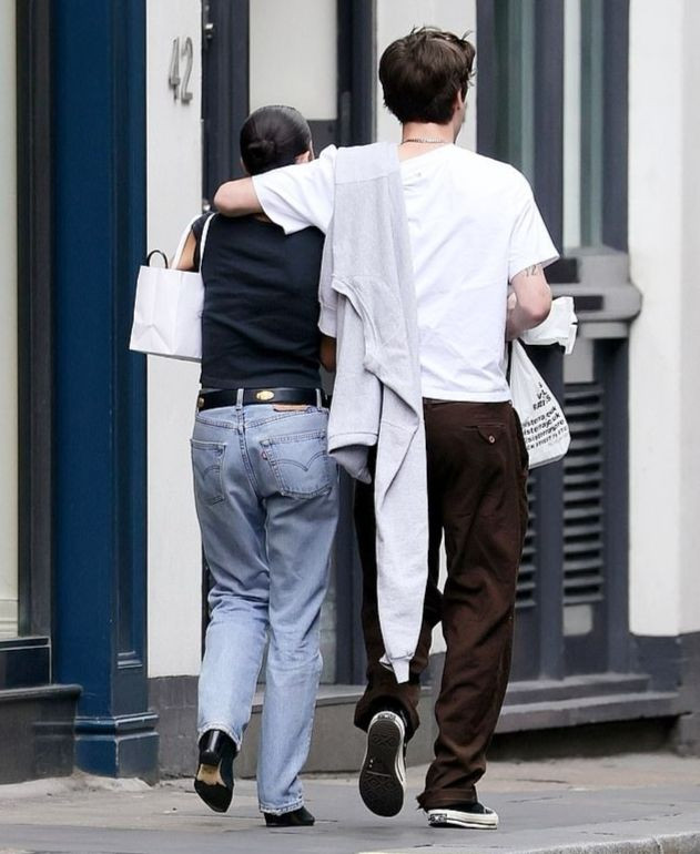 Cruz Beckham hẹn hò với Jackie Apostel ở London. Ảnh: BackGrid. Cruz Beckham hẹn hò với Jackie Apostel ở London. Ảnh: BackGrid.