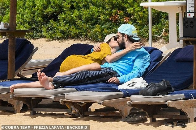 Cánh săn ảnh chụp lại được nhiều khoảnh khắc tình tứ giữa Heidi và chồng. Họ ôm hôn trên ghế tắm nắng. Nam nghệ sĩ guitar còn chu đáo thoa kem chống nắng cho vợ. Kết hôn vào năm 2019, cặp đôi vẫn mặn nồng sau 5 năm bên nhau. Họ thường xuyên được bắt gặp có cử chỉ thân mật nơi công cộng.