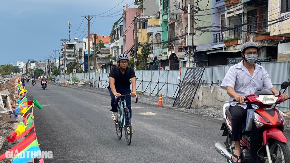 Nhiều người dân lưu thông trên đoạn đường mới khá bất ngờ vì tưởng cuối năm mới có thể được đi trên tuyến đường này. Nhiều người dân lưu thông trên đoạn đường mới khá bất ngờ vì tưởng cuối năm mới có thể được đi trên tuyến đường này.