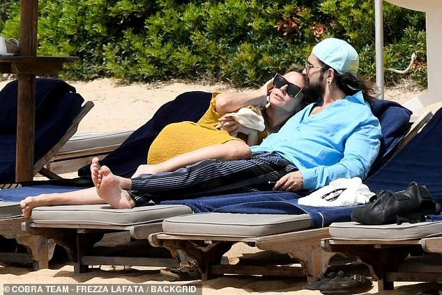 Cánh săn ảnh chụp lại được nhiều khoảnh khắc tình tứ giữa Heidi và chồng. Họ ôm hôn trên ghế tắm nắng. Nam nghệ sĩ guitar còn chu đáo thoa kem chống nắng cho vợ. Kết hôn vào năm 2019, cặp đôi vẫn mặn nồng sau 5 năm bên nhau. Họ thường xuyên được bắt gặp có cử chỉ thân mật nơi công cộng.