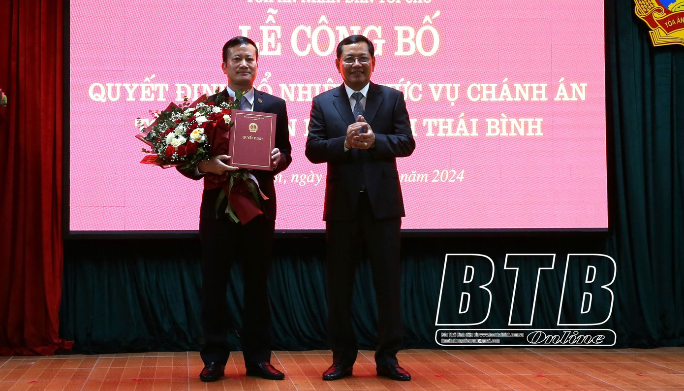 Đồng chí Nguyễn Văn Du, Phó Chánh án Tòa án nhân dân Tối cao trao quyết định bổ nhiệm và tặng hoa chúc mừng tân Chánh án Tòa án nhân dân tỉnh. Ảnh: Báo Thái Bình.