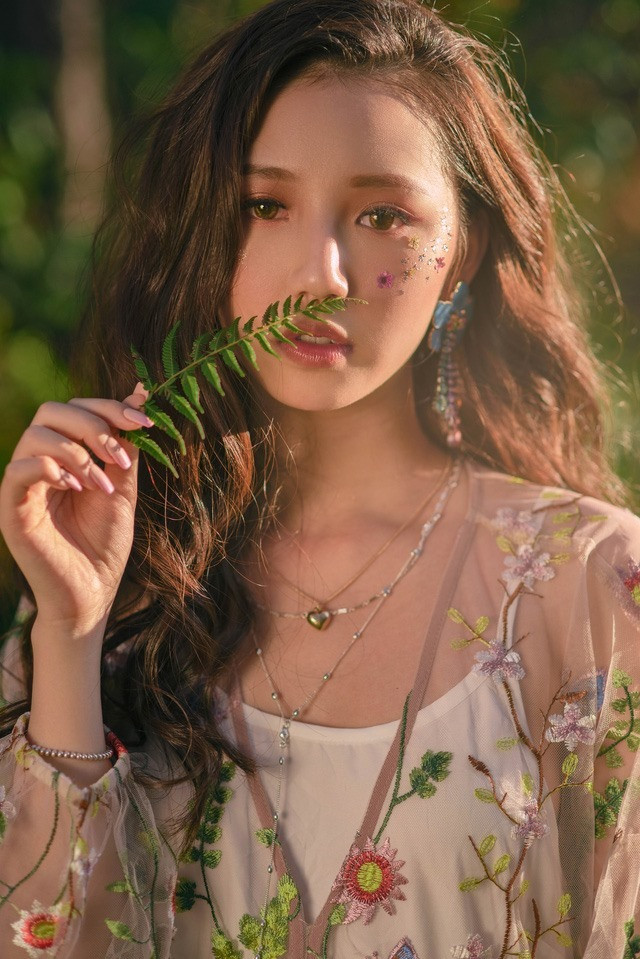 Ngọc Trinh và Amee cũng là nạn nhân của camera giấu kín.