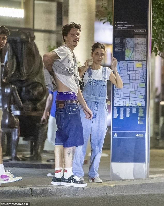 Cruz dẫn bạn gái Jackie đi chơi cùng Romeo và bạn bè. Ảnh: GoffPhotos.