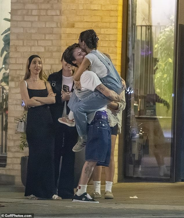 Đôi tình nhân mới đang trong giai đoạn yêu đương ngọt ngào nhất. Ảnh: GoffPhotos.