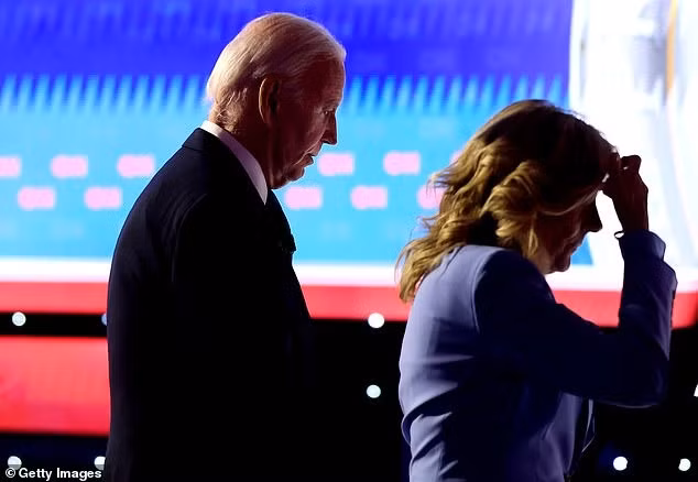 Bà Jill Biden hộ tống chồng rời sân khấu sau cuộc tranh luận. Ảnh: Getty Images.