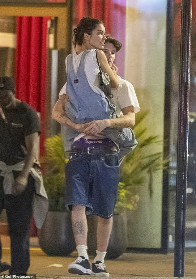 Cruz bế và hôn tình mới trên phố thay cho lời xác nhận yêu đương. Ảnh: GoffPhotos.