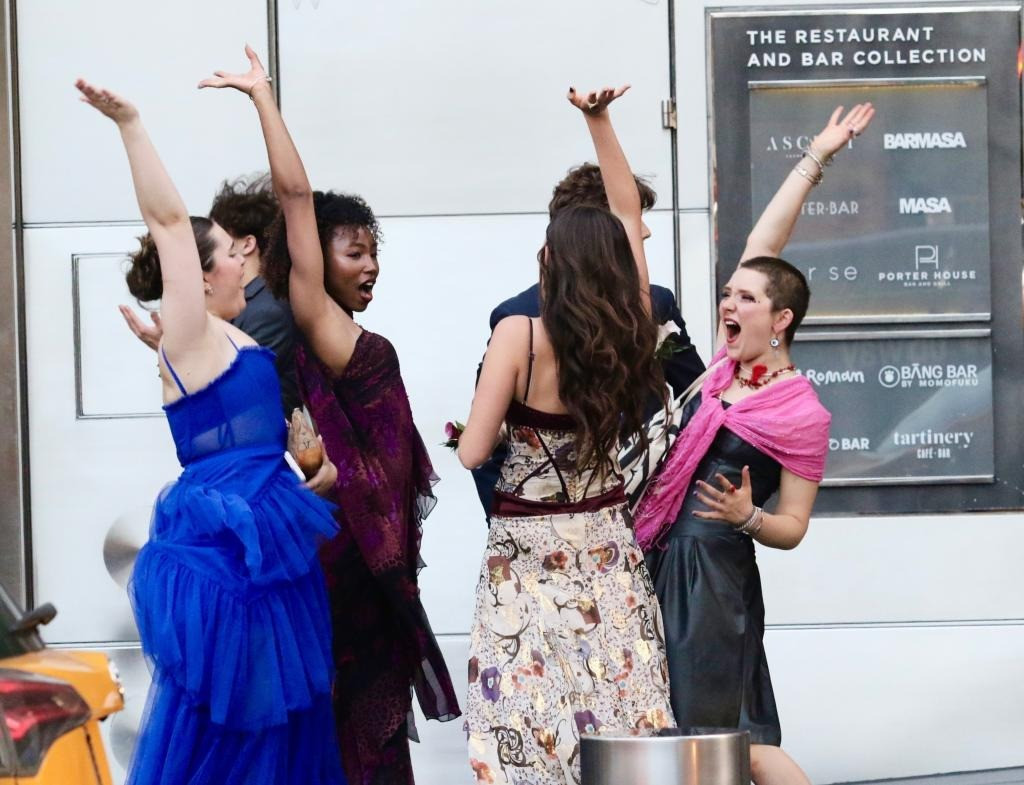 Đây là khoảng thời gian cuối của Suri ở trường trung học. Mùa thu tới, Suri trở thành sinh viên Đại học Carnegie Mellon - trường tư thục lâu đời, thành lập vào năm 1900, ở thành phố Pittsburgh, bang Pennsylvania, Mỹ. Theo US News &amp; World Reports, đây là đại học tốt thứ 22 ở đất nước cờ hoa.